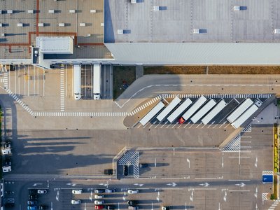 Luftaufnahme einer großen Gewerbeimmobilie