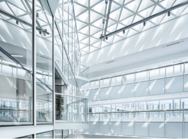 Modernes, helles Gebäude angeboten durch einen Gewerbemakler in Stuttgart